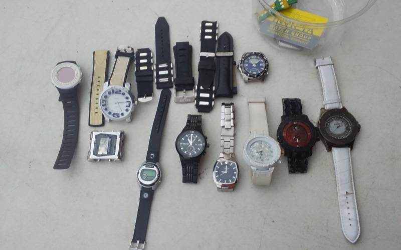 lot 21 image: Lot Of Assorted Mens Watches