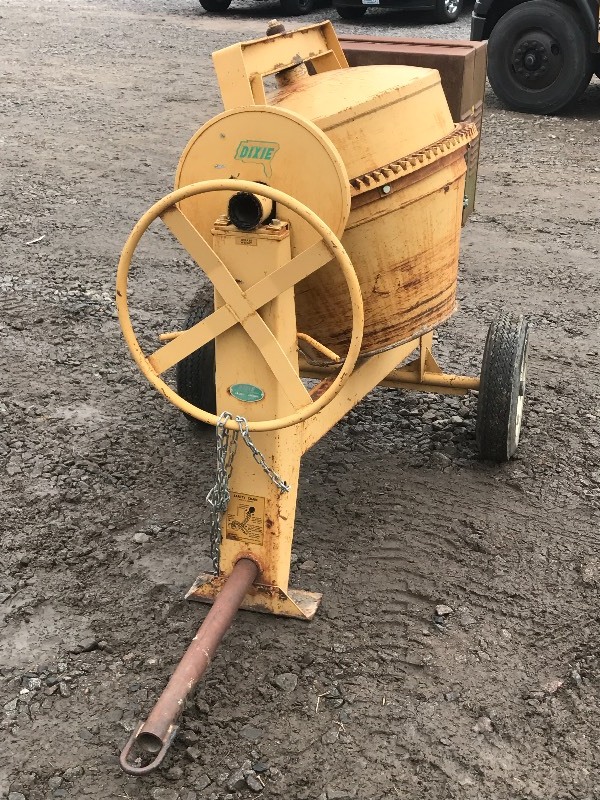 lot 4 image: Dixie Towable Cement Mixer