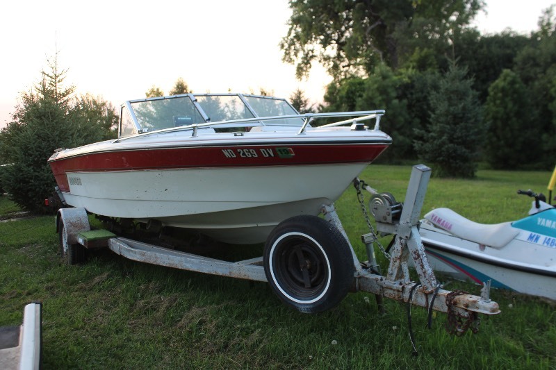 lot 2802 image: 1990 Rinker w Outboard Motor and Trailer