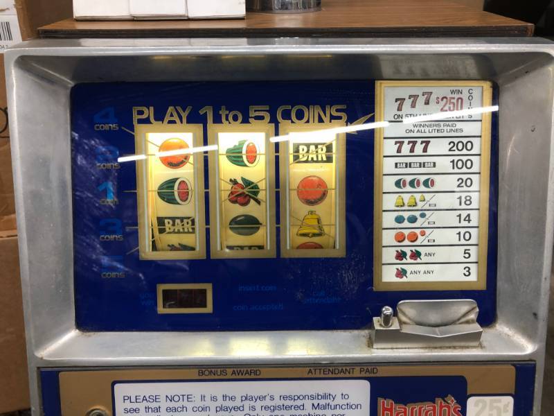 lot 2 image: Harrahs Vintage Slot Machine