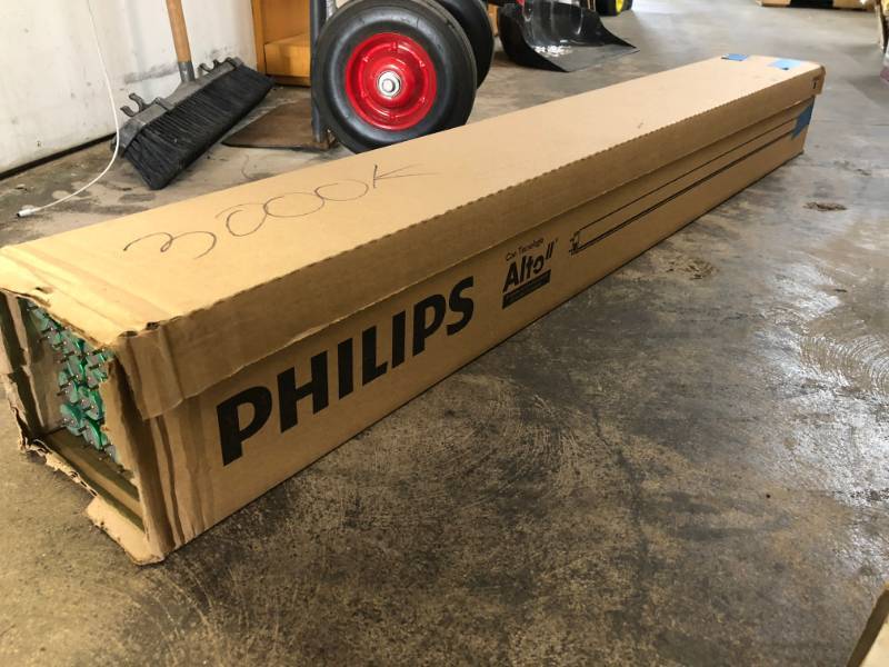 lot 27 image: Lot of (31) 4 FT Fluorescent Bulbs