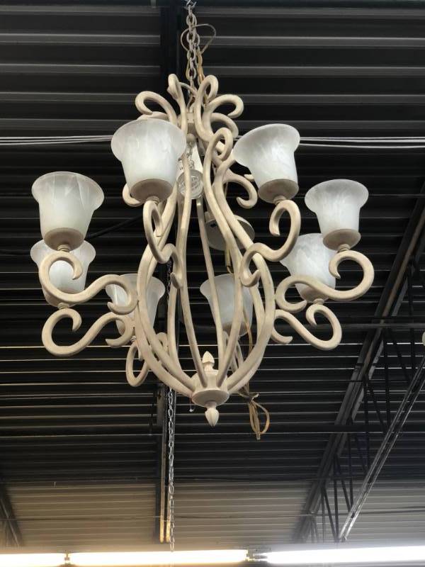 lot 31 image: Beautiful 8-Light Chandelier