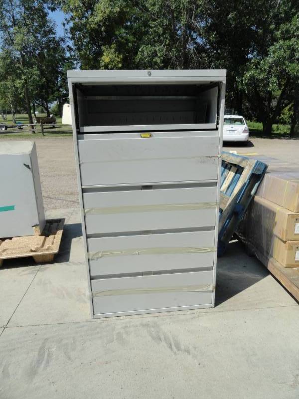 lot 13 image: Metal Filing Cabinet