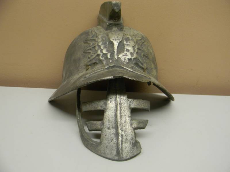 lot 19 image: VINTAGE HEAD PIECE SUIT OF ARMOR HELMET - VERY OLD HEAVY & VERY COOL PIECE - SEE PICTURES