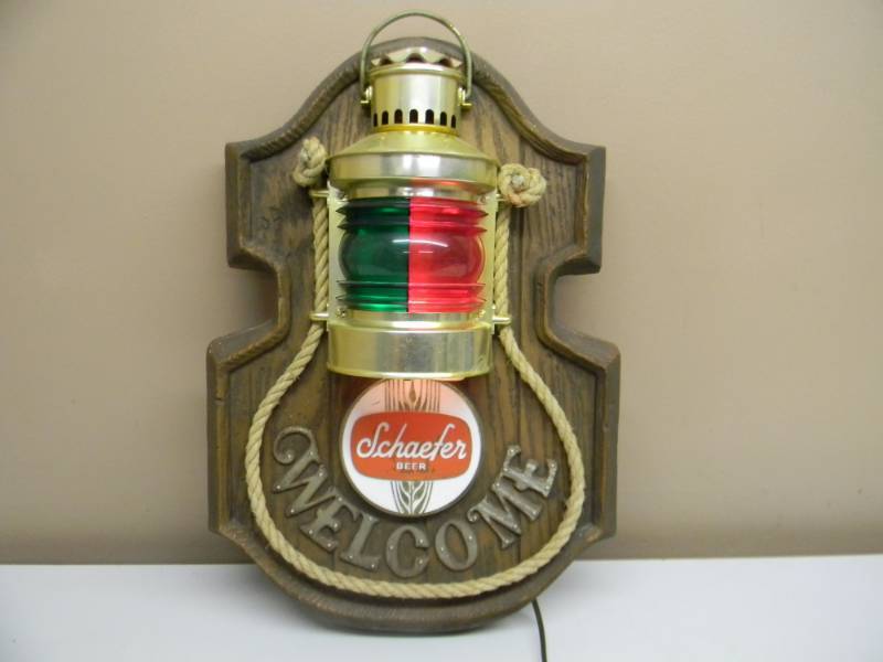 lot 21 image: VINTAGE 1960s SCHAEFER BEER NAUTICAL GREENRED LANTERN WELCOME LIGHT - WORKS - NICE CONDITION - SEE PICTURES