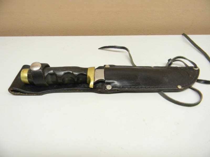 lot 23 image: VINTAGE HUNTINGMILITARY KNIFE, APPEARS TO BE IN VERY GOOD CONDITION - SEE PICTURES