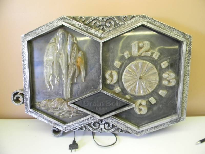 lot 48 image: VINTAGE GRAIN BELT BEER FOUNTAIN LIGHT CLOCK - FOR PARTS - SEE PICTURES