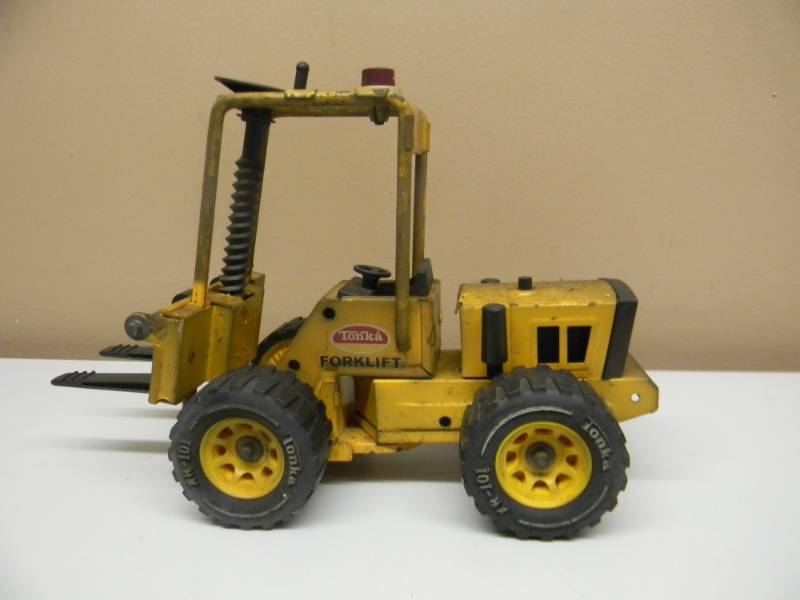 lot 33 image: VINTAGE 1970s ORANGE TONKA FORKLIFT WORKING CONDITION - SEE PICTURES