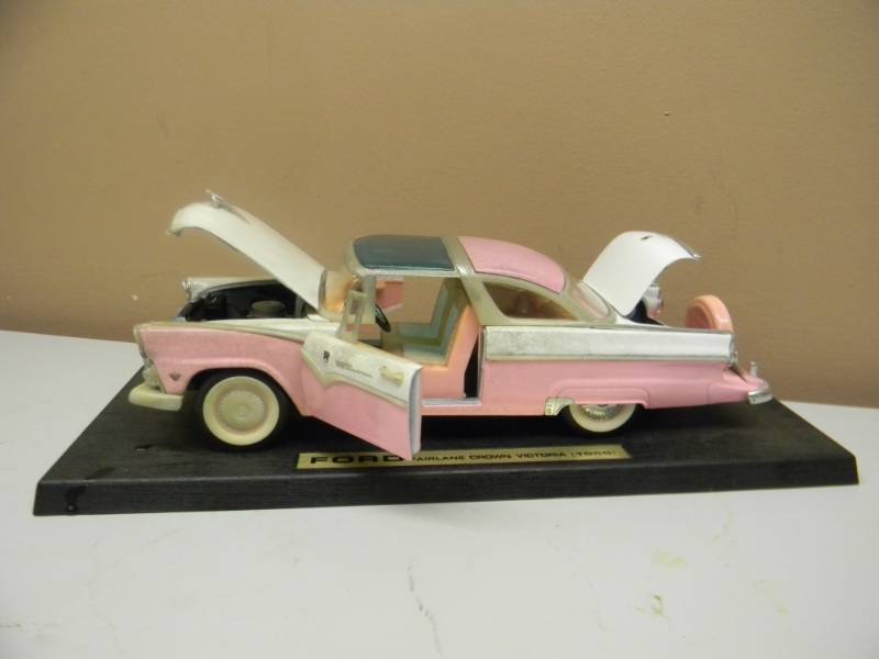 lot 40 image: 1955 Ford Fairlane Crown Victoria Vintage Pink w Sun Roof Die-Cast-Model Car - SEE PICTURES