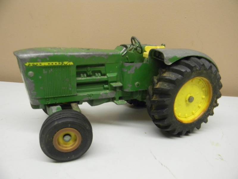 lot 49 image: VINTAGE JOHN DEERE TRACTOR - SEE PICTURES