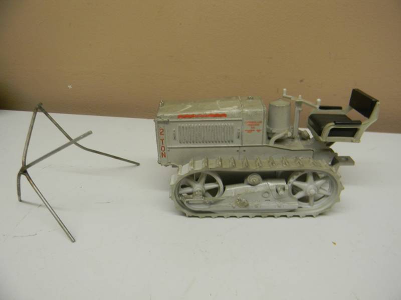 lot 50 image: VINTAGE ERTL 2 TON CATERPILLAR TRACTOR - SEE PICTURES