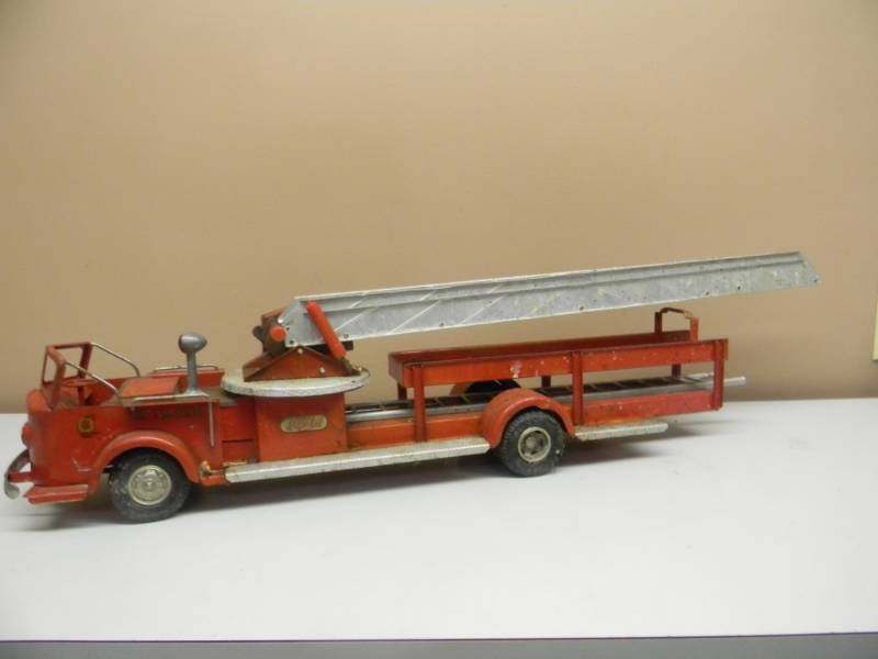 lot 3 image: Vintage Doepke Rossmoyne Model Toys Aerial Extension Ladder Fire Truck - VERY COOL RARE - SEE PICTURES