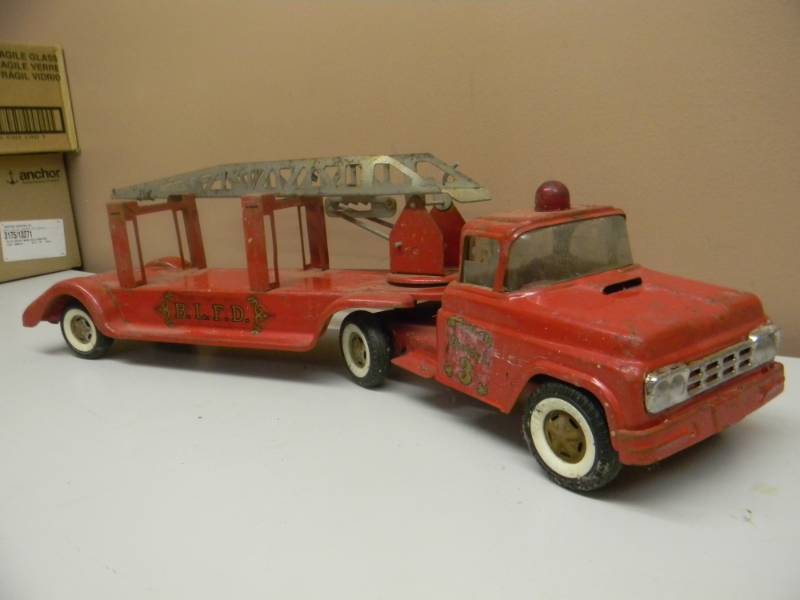 lot 4 image: Vintage Buddy L Original Arial Ladder No.3 B.L.F.D 27 Fire Truck - SEE PICTURES