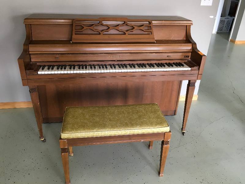 lot 408 image: Piano