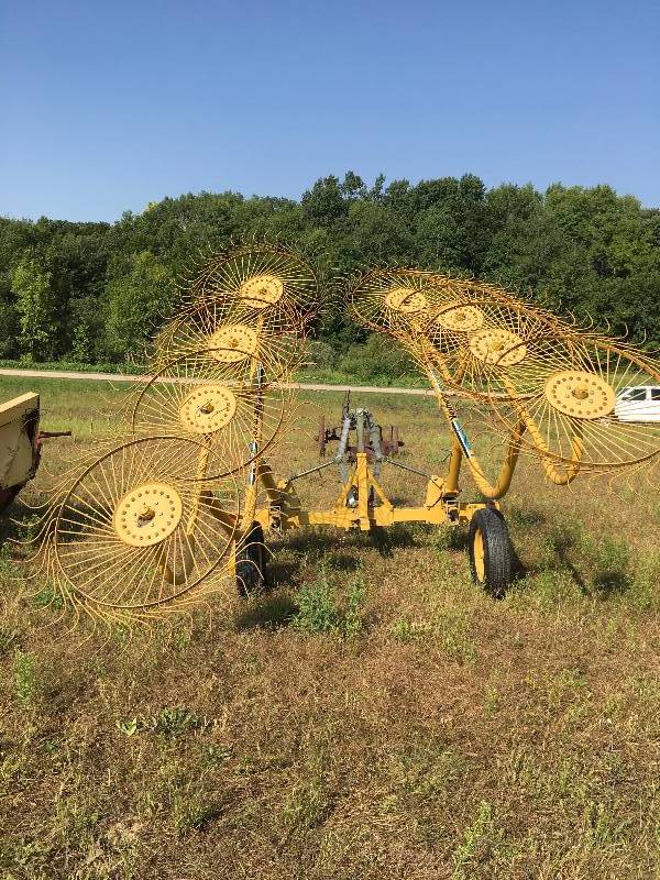 lot 395 image: Vermeer WR20 Hay Rake