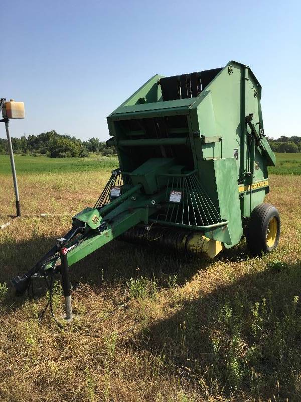 lot 397 image: John Deere 410 Round Baler
