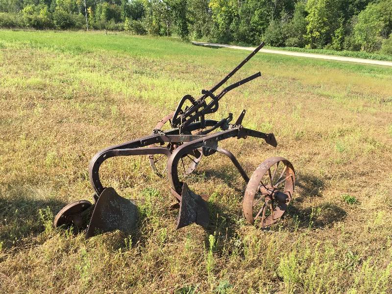 lot 398 image: John Deere 583623 2 Bottom Plow