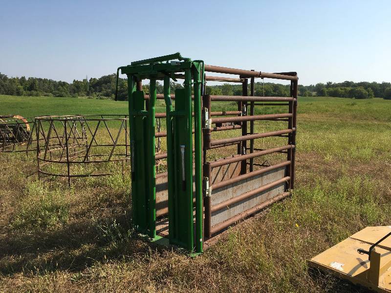 lot 400 image: Cattle Chute