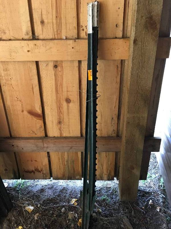 lot 424 image: 5 12 Fence Posts