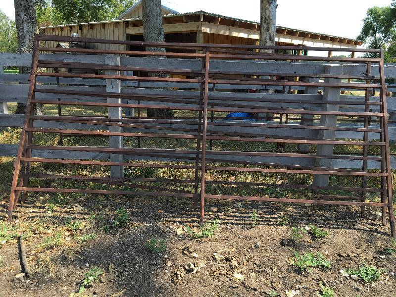 lot 433 image: Steel Fence Sections