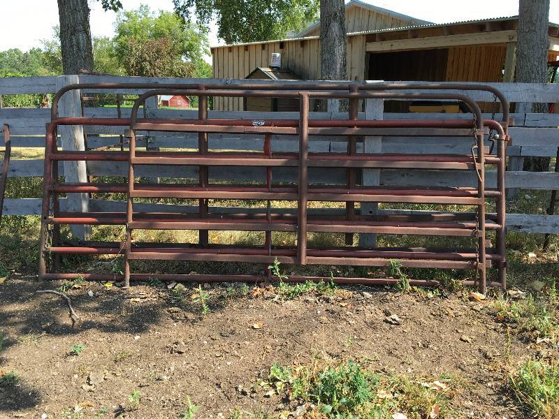 lot 434 image: 3 Round Gate Sections Mixed Lot