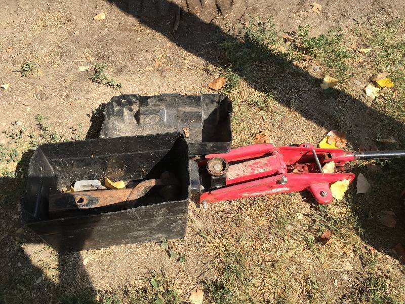 lot 443 image: Hydraulic Jack & Battery Box