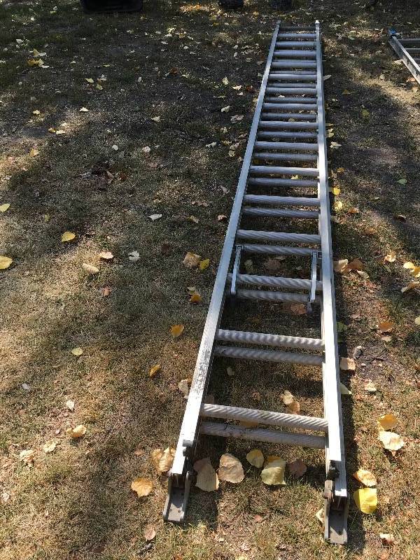 lot 445 image: Green Bull Aluminum Extension Ladder
