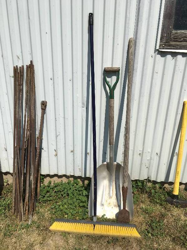 lot 454 image: Shovel, Broom, Ice Pick