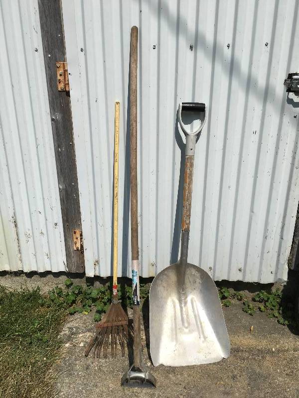 lot 457 image: Scoop Shovel, Vintage Rake, Weed Wacker