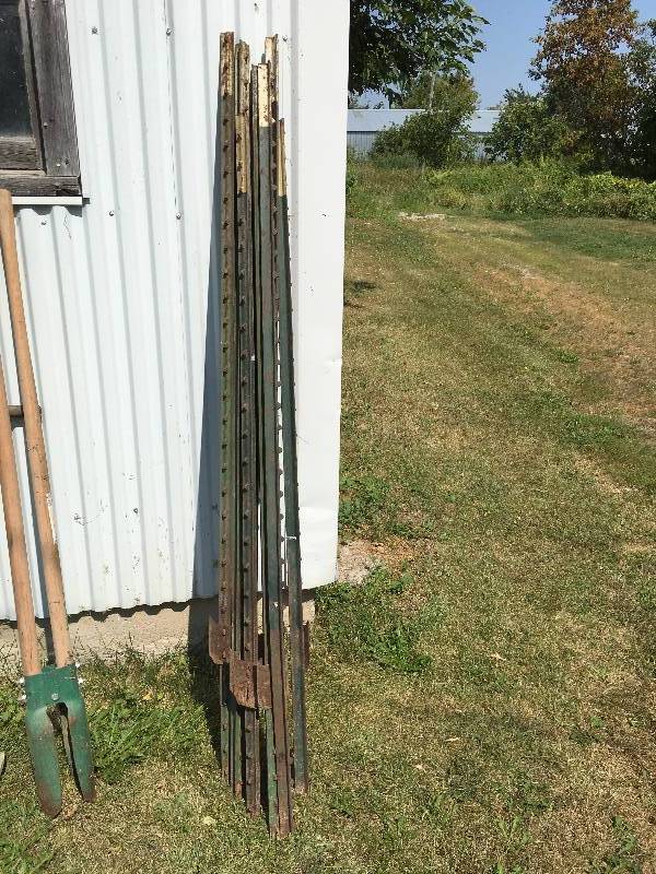 lot 459 image: Steel Fence Posts