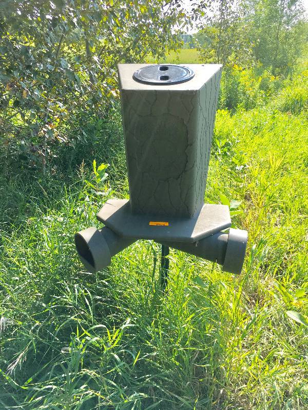 lot 392 image: Banks Feeder Feed Bank Gravity Feeder