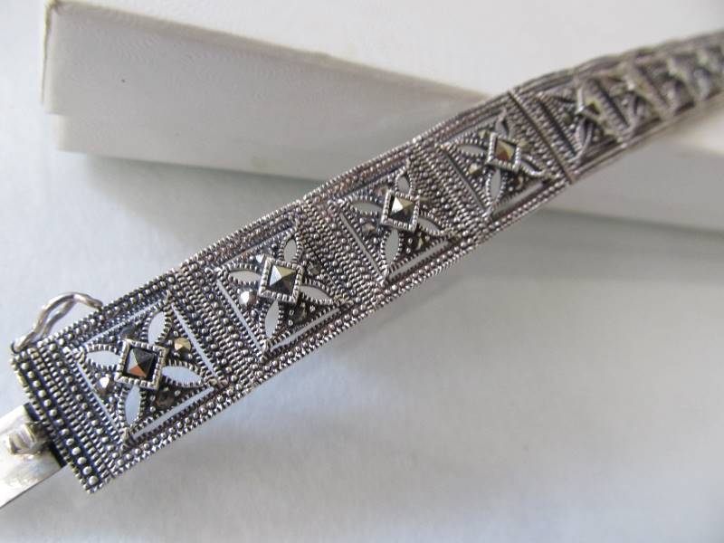 lot 21 image: Sterling Silver & Marcasite Clasp Bracelet - NEW WITH TAGS