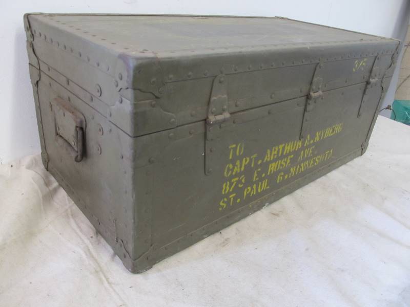 lot 8 image: Orig WW2 Foot Locker Trunk wTray