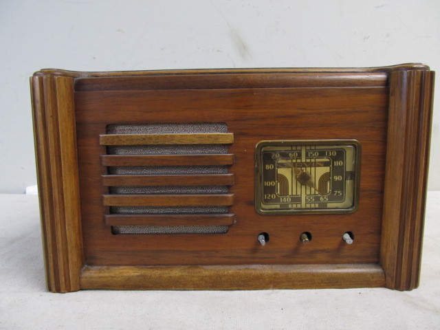 lot 57 image: Nice Vintage ARVIN Model 732 Tube Radio