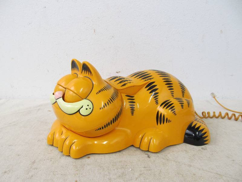 lot 40 image: Vintage Garfield Telephone