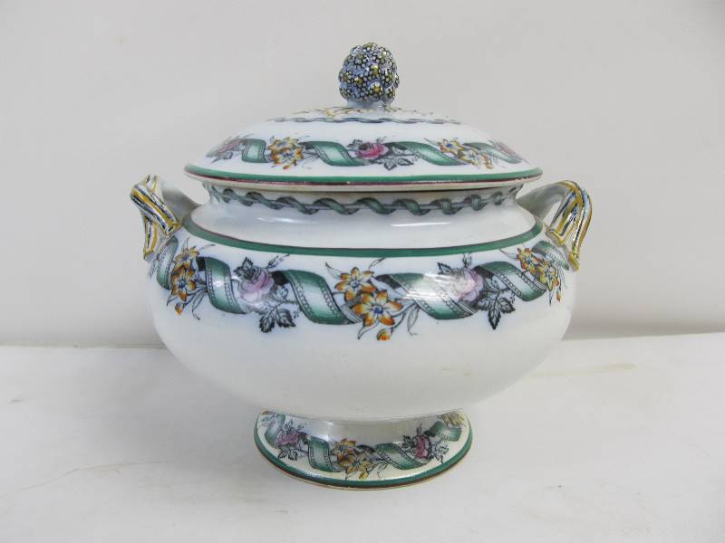lot 71 image: Early Antique Porcelain Lidded Bowl