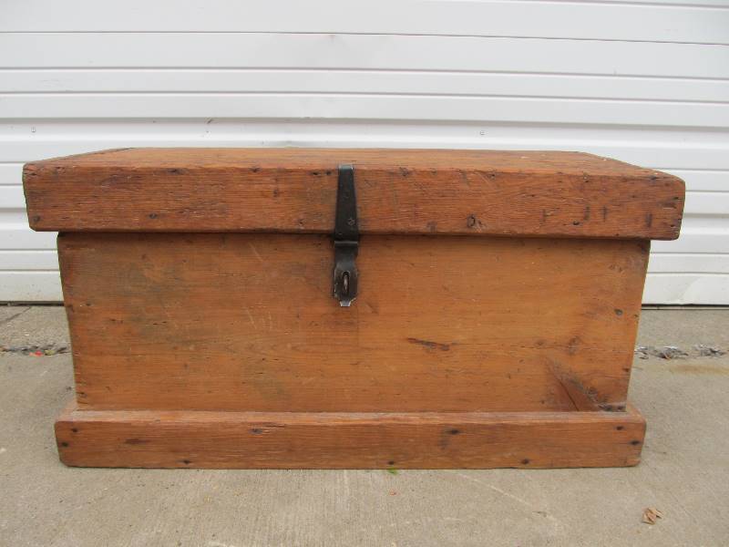 lot 97 image: NICE Original Antique Wooden Carpenters Chest wTray