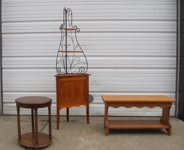 lot 100 image: Solid Oak Bench wLamp Table & Corner Cabinet