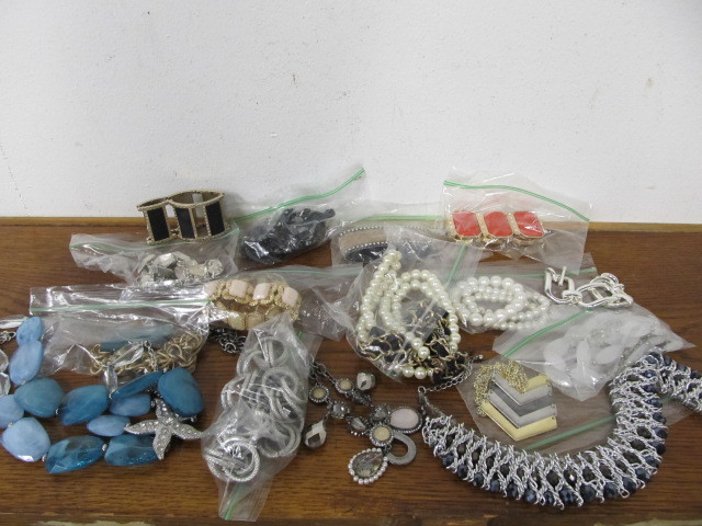 lot 110 image: Lot of Assorted Costume Jewelry