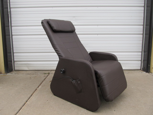 lot 117 image: NEW Reclining Massage Chair