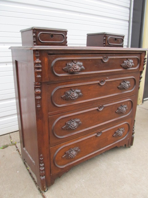 lot 4 image: Antique Gentlemans Dresser
