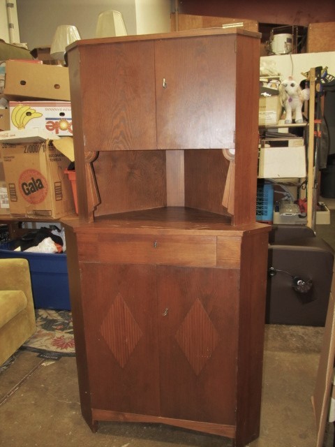 lot 188 image: Vintage Deco Corner Cabinet wKey