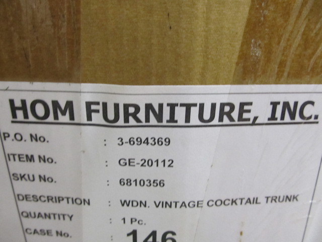 lot 189 image: BRAND NEW Large Vintage Style Wood TrunkTable from HOM Furniture