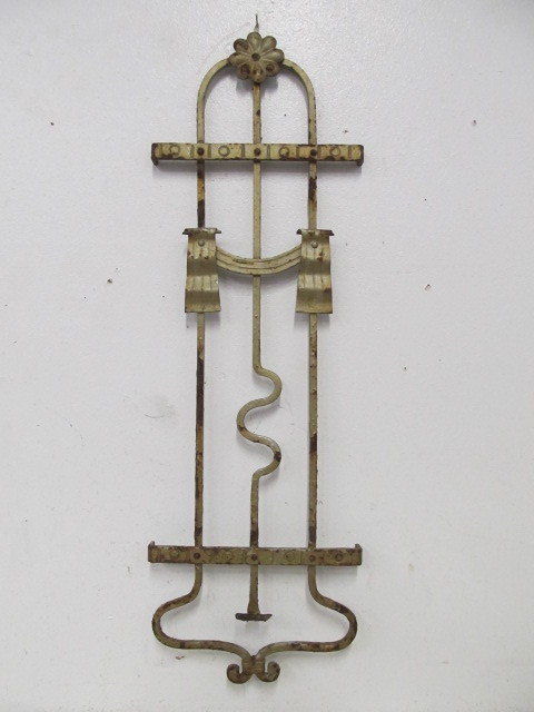 lot 150 image: Antique Iron Architectural Piece