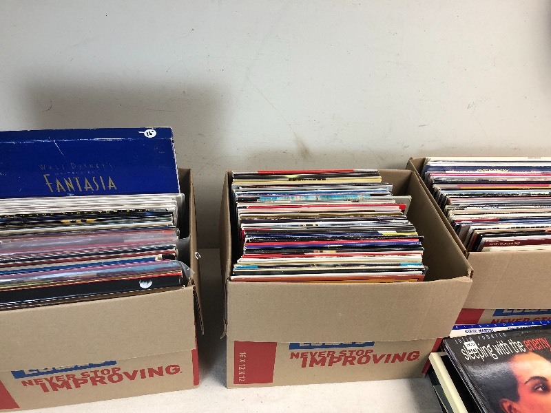 lot 218 image: LARGE Lot of Approx 175 LASERDISC Movies