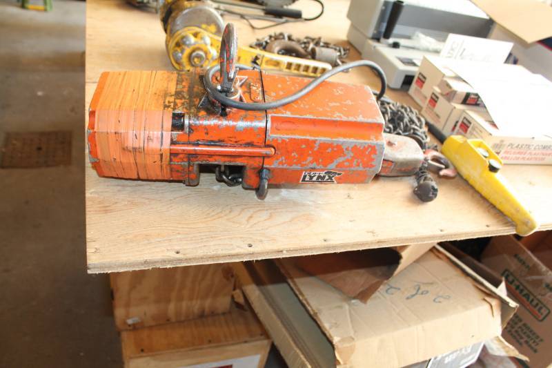lot 13 image: Duff Lynx 500 lb. Electric Chain Hoist