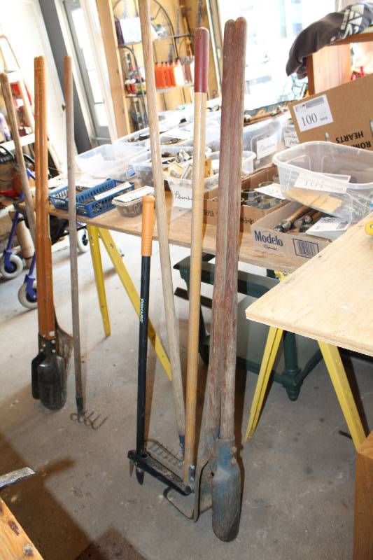 lot 18 image: Lot of (4) Yard Tools - Rake, Post Hole Digger, Weeders