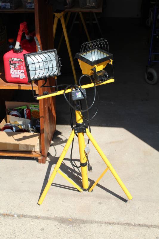 lot 23 image: 2-Head Tripod Shop Light