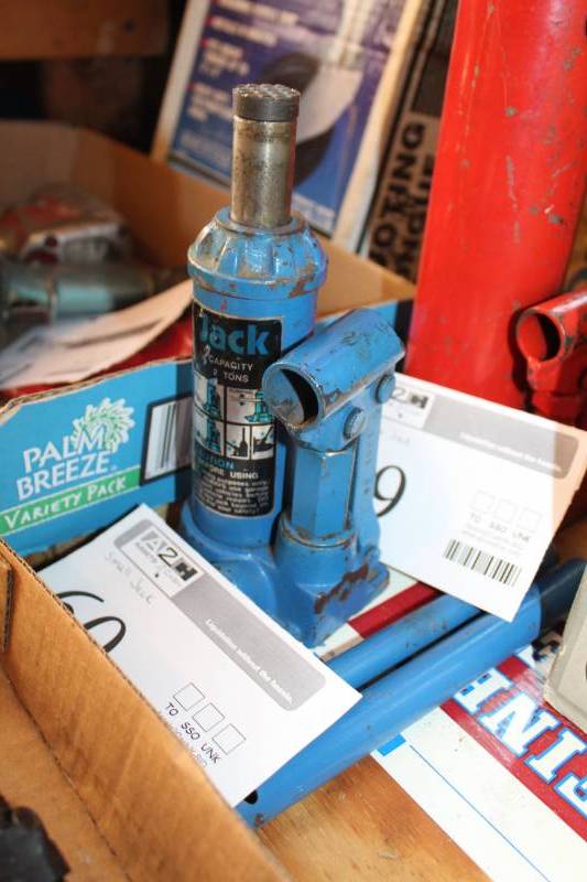 lot 60 image: 2-Ton Hydraulic Bottle Jack