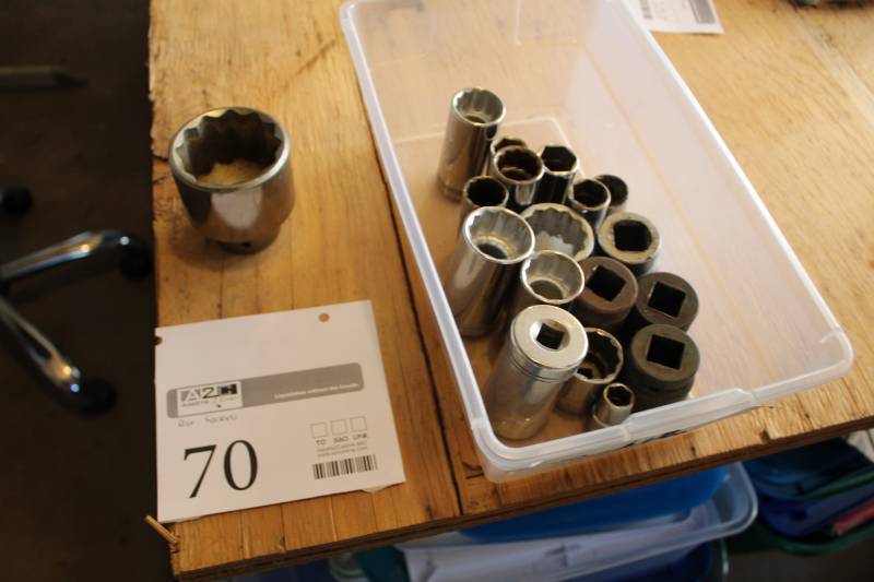 lot 70 image: Sockets